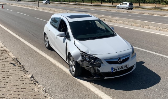 Trafik levhasına çarpan otomobil 50 metre savruldu