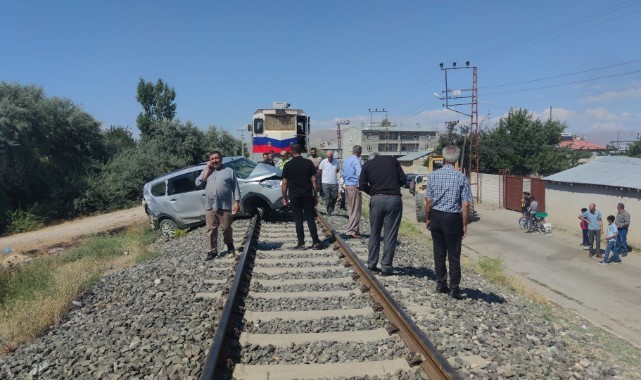 Tren, otomobili yaklaşık 100 metre sürükledi
