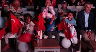 Urfalı tarım işçisi çocuklar, sineme keyfini doyunca yaşadı
