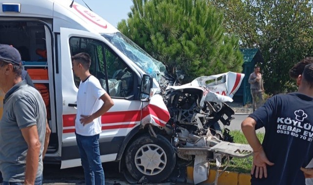 Vakadan dönen ambulans tankere çarptı: 3 sağlıkçı yaralı