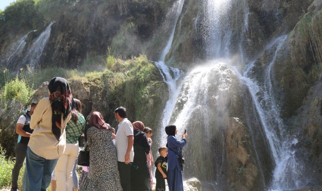 Vatandaşlar sıcak havalarda şelalelere akın ediyor