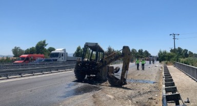 Yolcu otobüsü iş makinesine çarptı: 8 yaralı