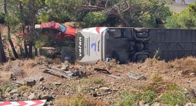 Yolcu otobüsü uçuruma yuvarlandı: 3 yaralı
