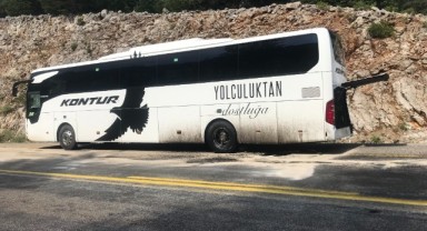 Yolcu otobüsü yol kenarındaki bariyerlere çarptı