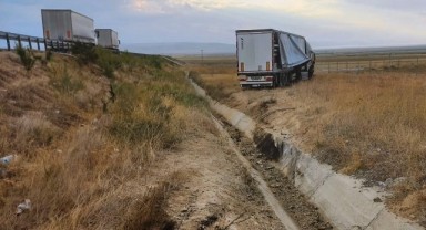 Yoldan çıkan tır tarlaya girdi: 1 yaralı