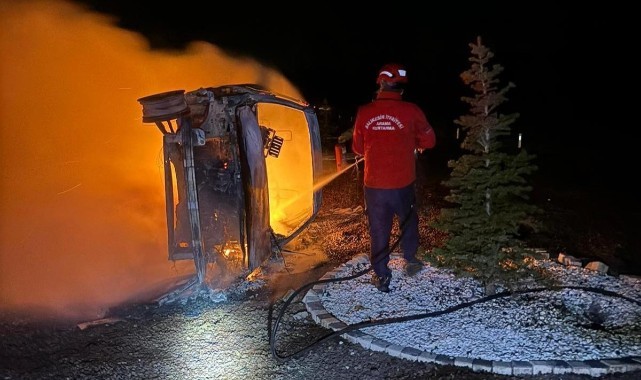 Alev alan araçtaki sürücü son anda kurtuldu