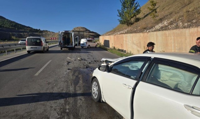 Amasya’da otomobil kamyona çarptı: 2 yaralı
