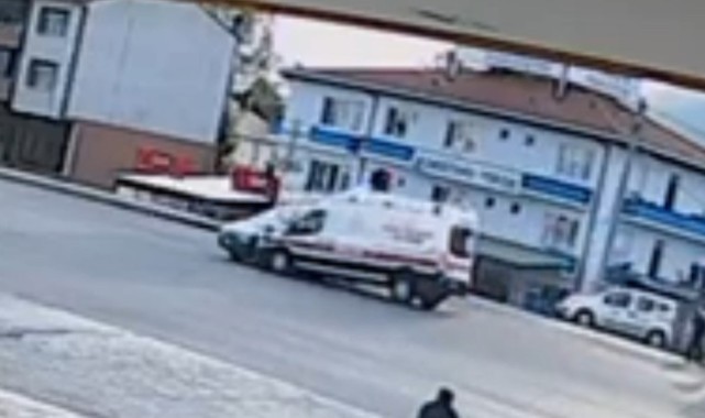 Ambulans ile ticari araç çarpıştı: 1 yaralı