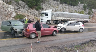 Antalya'da 4 araçlı zincirleme kaza: 5 yaralı
