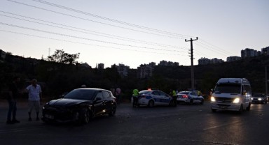 Antalya’da iki otomobil çarpıştı: 4 yaralı