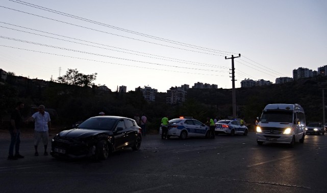 Antalya’da iki otomobil çarpıştı: 4 yaralı