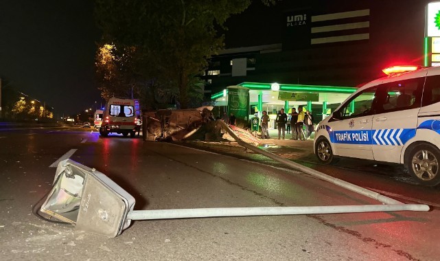 Aydınlatma direğine çarpan Tofaş hurdaya döndü: 4 yaralı