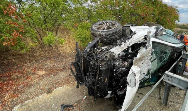 Bariyere çarpan otomobil yan yattı: 4 yaralı