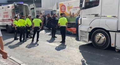 Camiden çıkan yaşlı adam tırın altında kalarak hayatını kaybetti