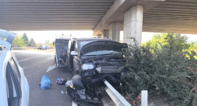 Cenazeden dönen ailenin bulunduğu minibüs bariyerlere saplandı