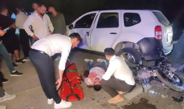 Düğün salonuna gelen araca motosiklet çarptı: 2 yaralı