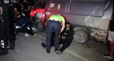Dur ihtarına uymayan motosikletli kaza geçirdi: 1'i ağır 2 yaralı