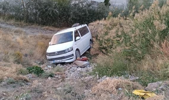 El freni çekilmeyen araç şarampole yuvarlandı