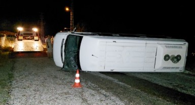 Fındık işçilerini taşıyan minibüs devrildi: 18 yaralı