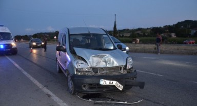 Hafif ticari araç otomobile çarptı: 8 yaralı