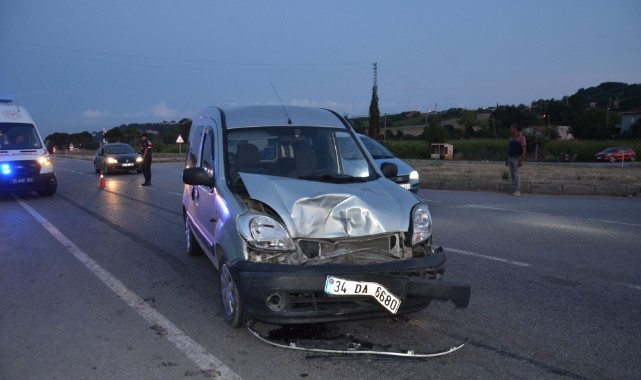 Hafif ticari araç otomobile çarptı: 8 yaralı