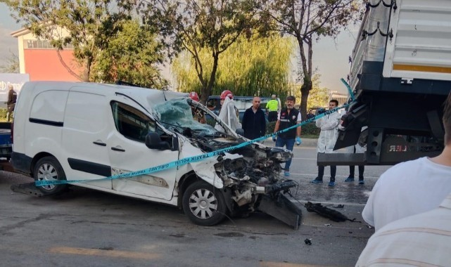 Hafif ticari araç park halindeki tıra ok gibi saplandı: 1 ölü