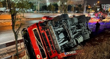 Hafriyat kamyonu bariyere çarparak devrildi