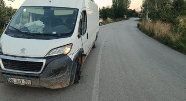 İki motosiklet ve minibüs çarpıştı: 2 yaralı