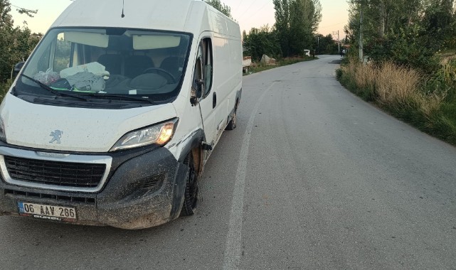 İki motosiklet ve minibüs çarpıştı: 2 yaralı