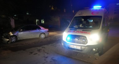 İki otomobil kafa kafaya çarpıştı: 4 yaralı