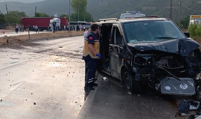 İki tır ve panelvan minibüs zincirleme kazaya karıştı: 4 yaralı