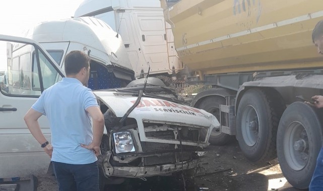 İşçi servisiyle kamyon çarpıştı: 3 ölü, 7 yaralı