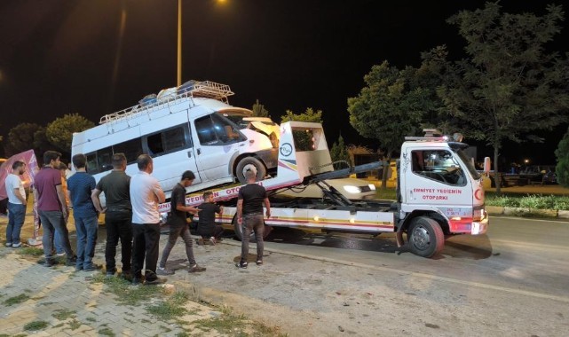 İşçileri taşıyan minibüs kaza yaptı: 4 yaralı