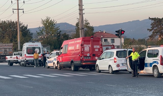 İtfaiye aracı ile kamyonet çarpıştı: 1 itfaiye eri yaralandı
