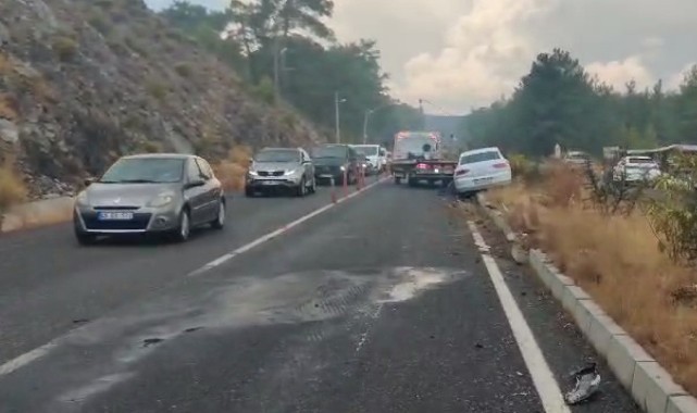 Kafa kafaya çarpışan iki otomobil hurdaya döndü