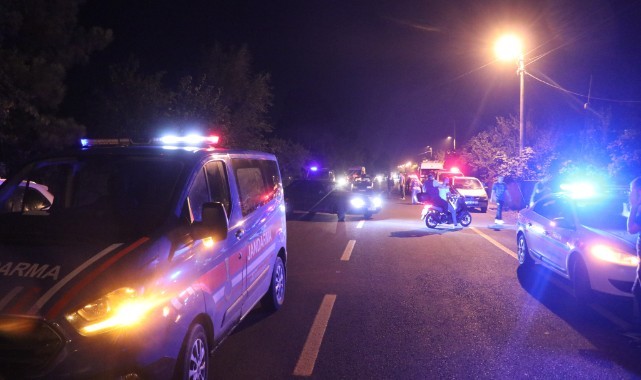 Kafa kafaya çarpışan otomobiller hurdaya döndü: 4'ü ağır 7 yaralı