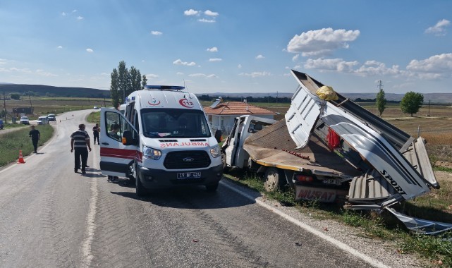 Kamyon ile kamyonet çarpıştı: 2 yaralı