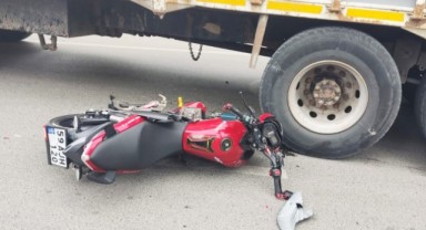 Kamyona çarpan motosiklet sürücüsü ağır yaralandı