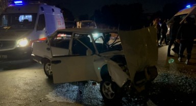 Kamyonetle çarpışan Tofaş kağıt gibi ezildi: 3 yaralı