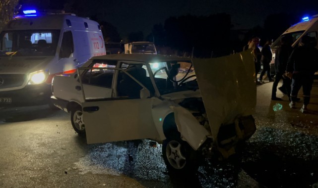Kamyonetle çarpışan Tofaş kağıt gibi ezildi: 3 yaralı