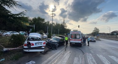 Karayolunda iki otomobil çarpıştı: 3 yaralı
