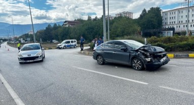Karayolunda iki otomobil çarpıştı: 4 yaralı