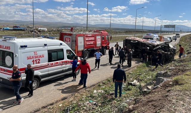 Kars’ta minibüs ile kamyon çarpıştı: 4 yaralı