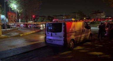 Kırmızı ışıkta araçta bekleyenler arasında bıçaklı kavga: 4 yaralı