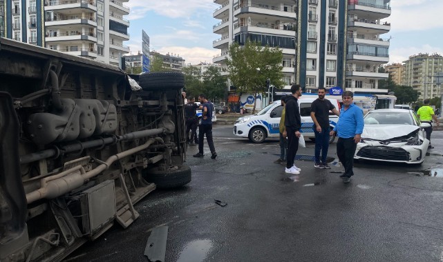 Komşu ilde otomobil ile şehir içi minibüs çarpıştı: Yaralılar var