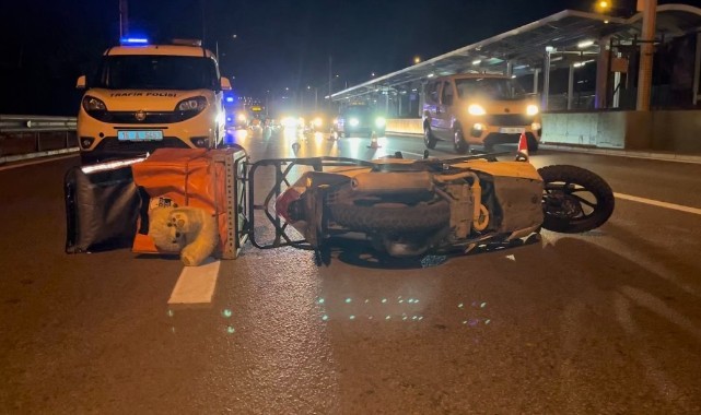 Kontrolden çıkan motokurye bariyerlere girdi: 1 ölü