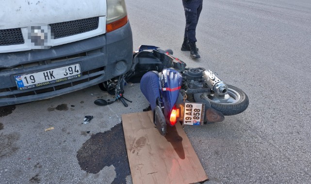 Kontrolden çıkan motosiklet ticari aracın altına girdi: 2 yaralı
