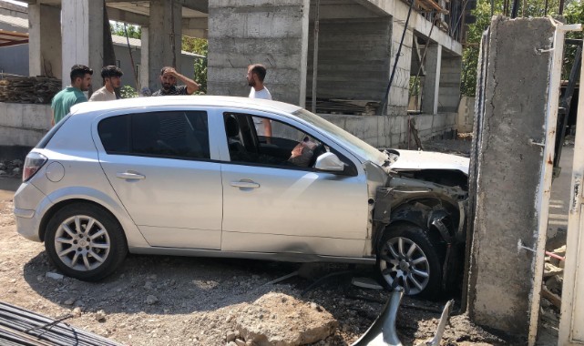Kontrolden çıkan otomobil bahçe duvarına çarptı