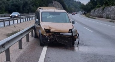 Kontrolden çıkan otomobil bariyerlere çarptı: 3 yaralı