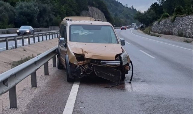 Kontrolden çıkan otomobil bariyerlere çarptı: 3 yaralı